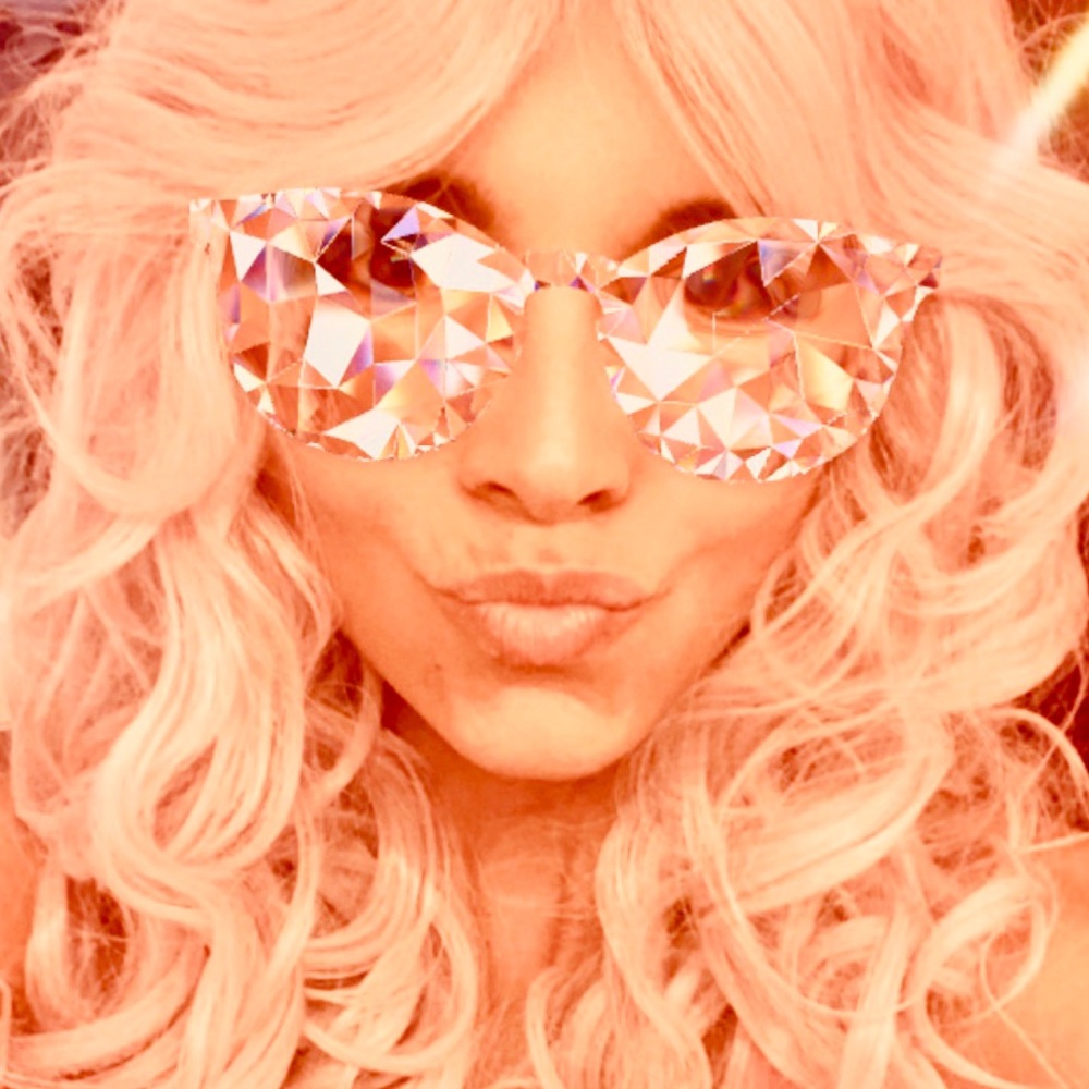 Meet your Posher, Tee